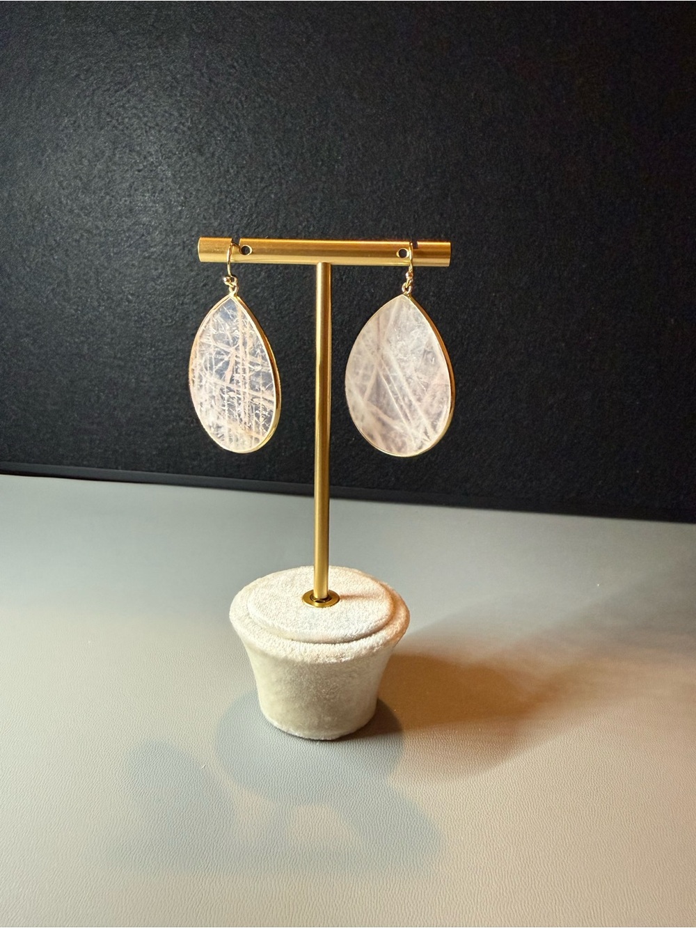 Clear Textured Teardrop Gold-Tone Drop Earrings 🗽